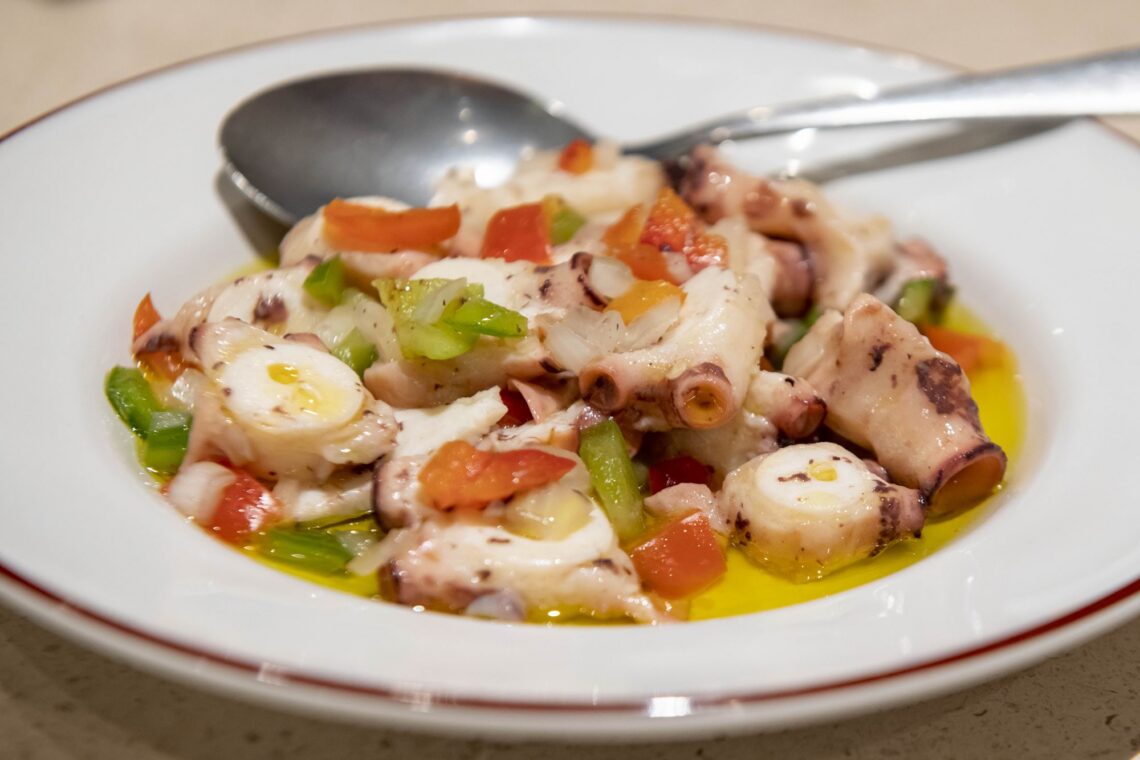A salada de polvo trouxe bom produto e uma textura excelente