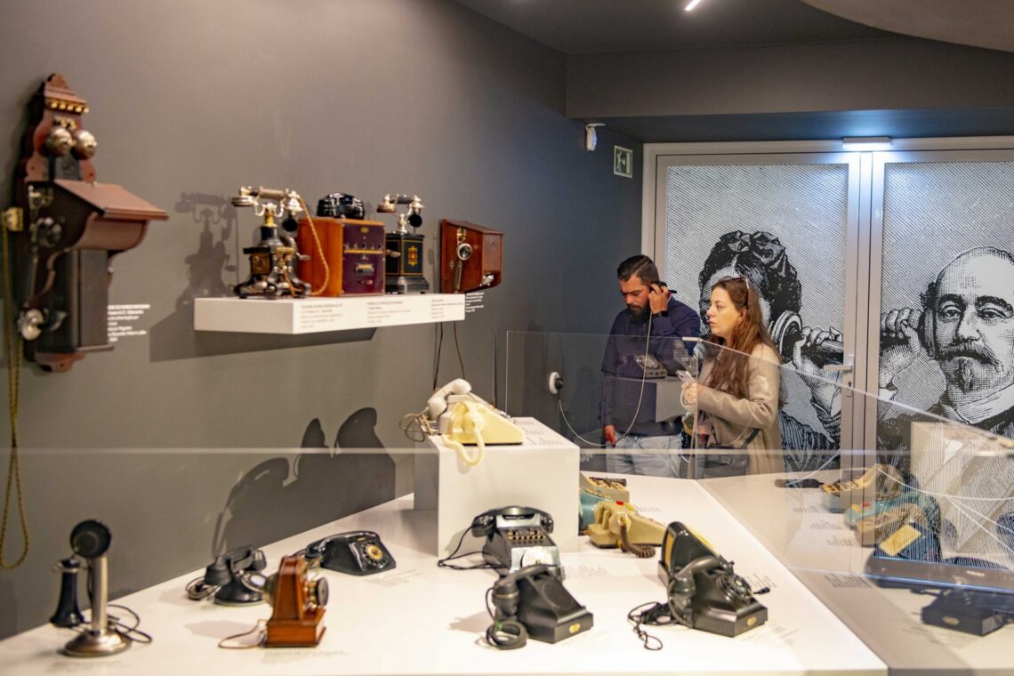 Num projecto com museologia de Alberto Guerreiro, há colaborações de Rui Cruz e Jónatas Lareiro (arquitectura), Miriam Conceição (design), Rui Custódio (montagem) e Isaac Raimundo (investigação)