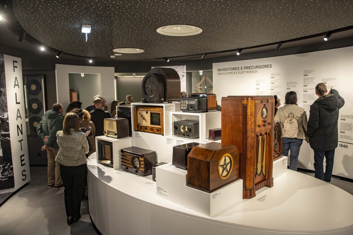 Num projecto com museologia de Alberto Guerreiro, há colaborações de Rui Cruz e Jónatas Lareiro (arquitectura), Miriam Conceição (design), Rui Custódio (montagem) e Isaac Raimundo (investigação)