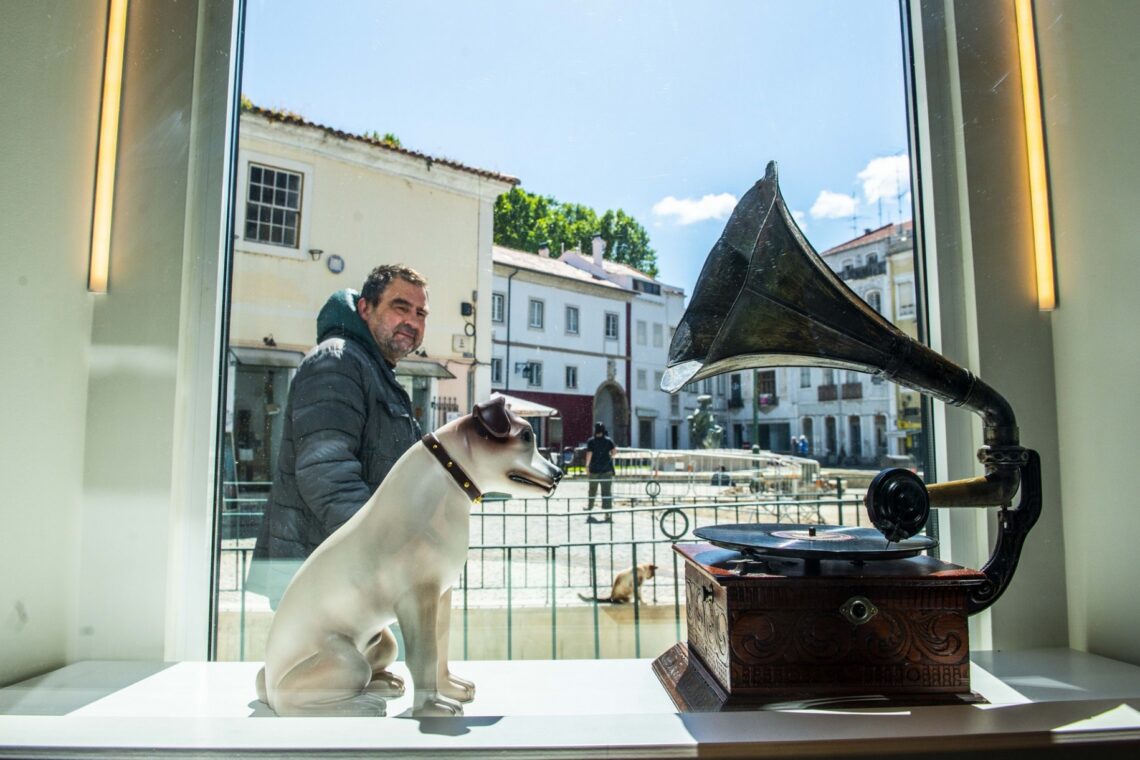 Num projecto com museologia de Alberto Guerreiro, há colaborações de Rui Cruz e Jónatas Lareiro (arquitectura), Miriam Conceição (design), Rui Custódio (montagem) e Isaac Raimundo (investigação)