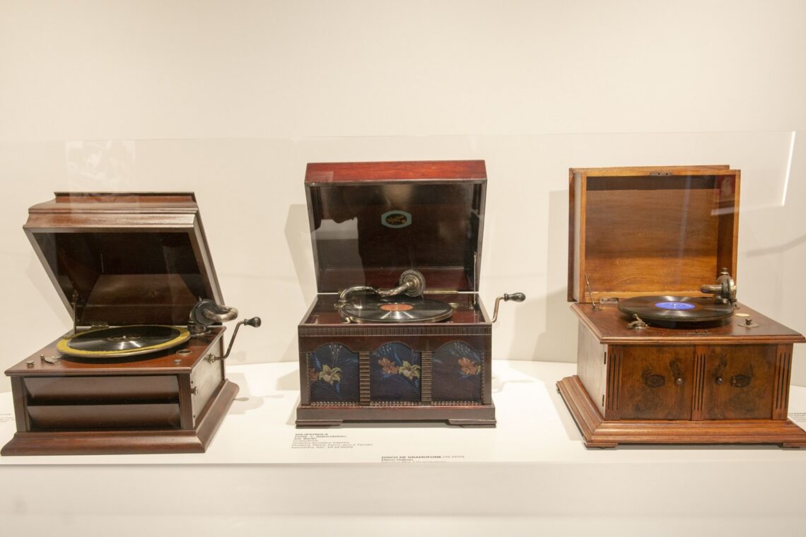 Num projecto com museologia de Alberto Guerreiro, há colaborações de Rui Cruz e Jónatas Lareiro (arquitectura), Miriam Conceição (design), Rui Custódio (montagem) e Isaac Raimundo (investigação)