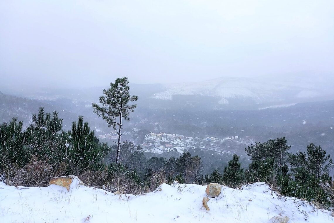 Neve encerra estradas em Castanheira de Pera