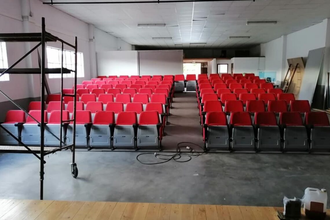 Actores desceram do palco para montarem um novo piso, tábua a tábua