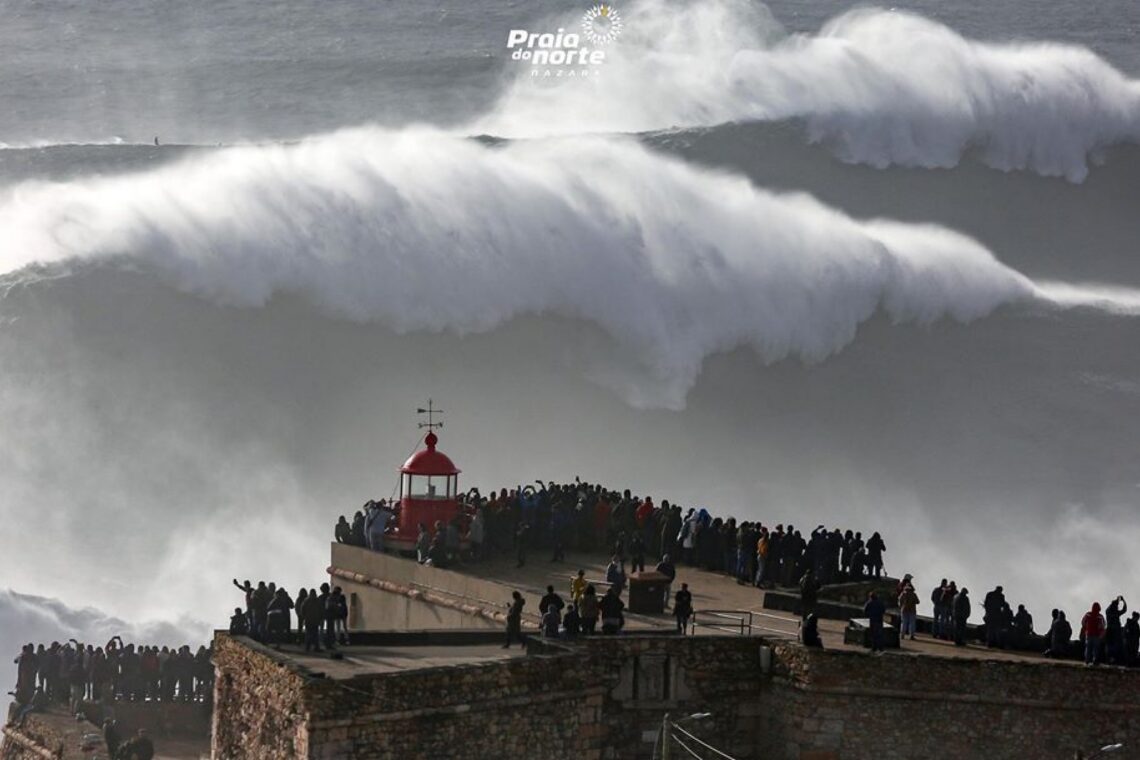 As imagens sempre incríveis de um dia de ondas grandes na Nazaré