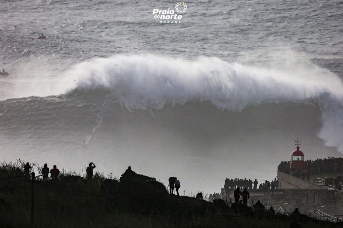 As imagens sempre incríveis de um dia de ondas grandes na Nazaré