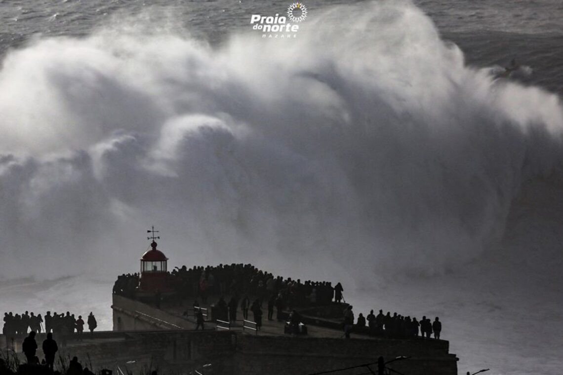 As imagens sempre incríveis de um dia de ondas grandes na Nazaré