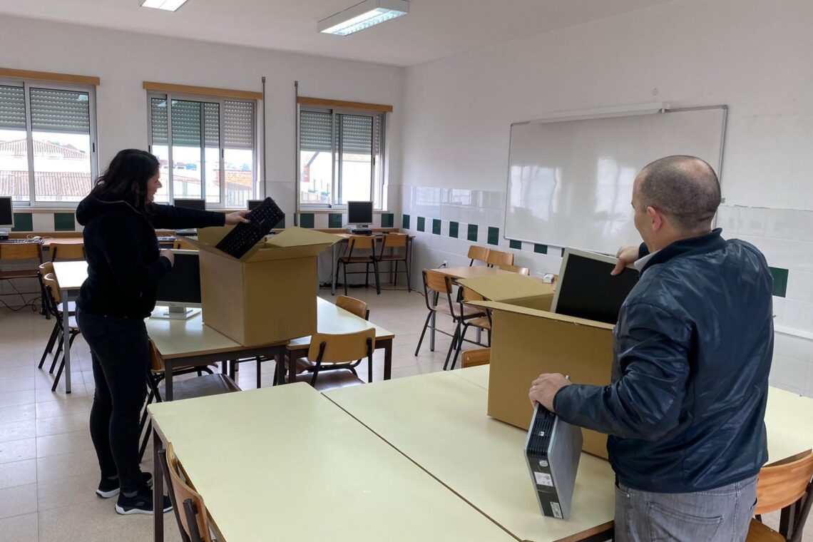 Computadores da escola estão a ser preparados para emprestar aos alunos