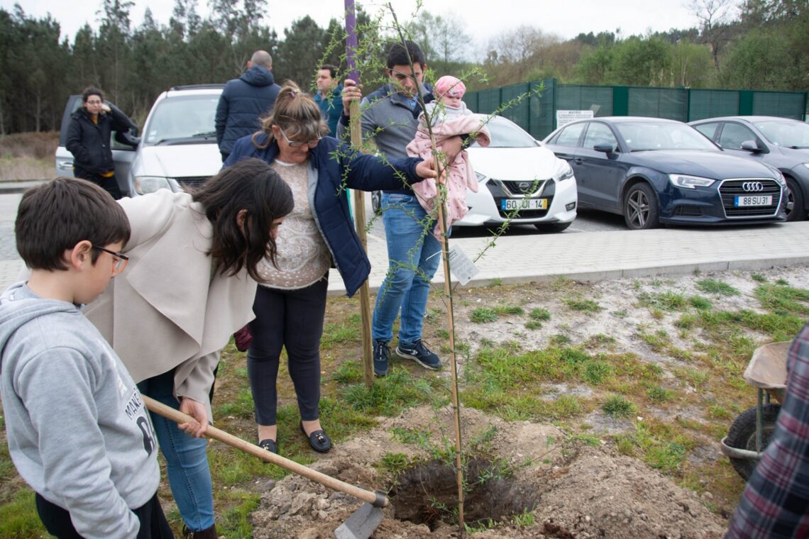 Ao todo, foram plantadas 11 árvores no parque ribeirinho da localidade