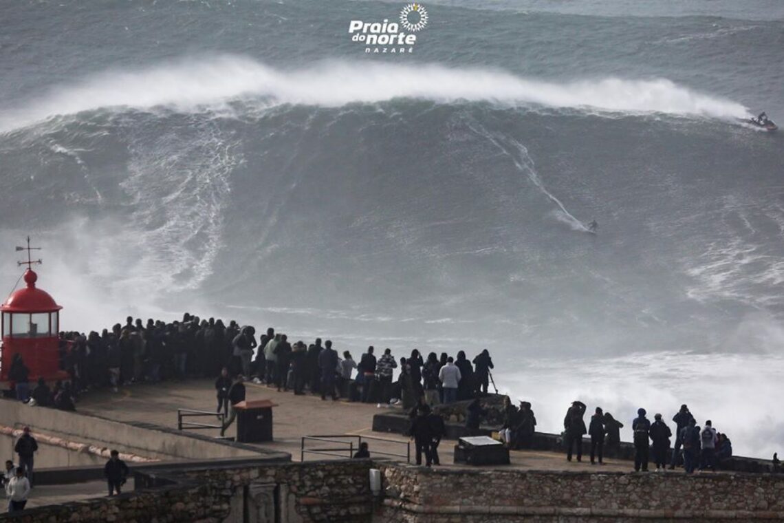 As imagens sempre incríveis de um dia de ondas grandes na Nazaré