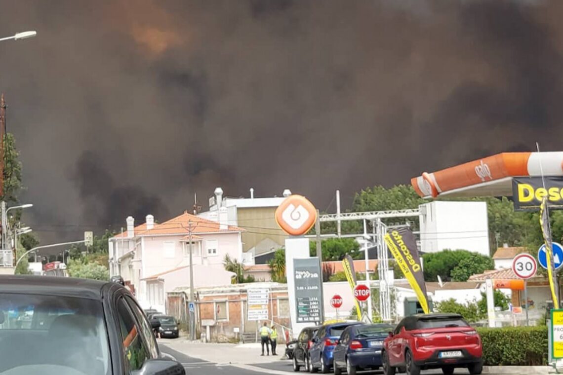 Incêndio cortou o IC2 e a A1 na freguesia da Boa Vista