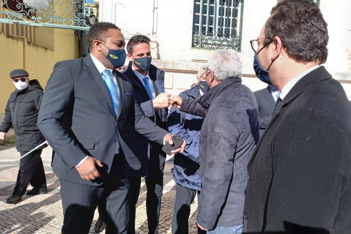 Costa ouve comerciantes em arruada por Leiria: “não queremos manifestações, queremos é clientes na loja”