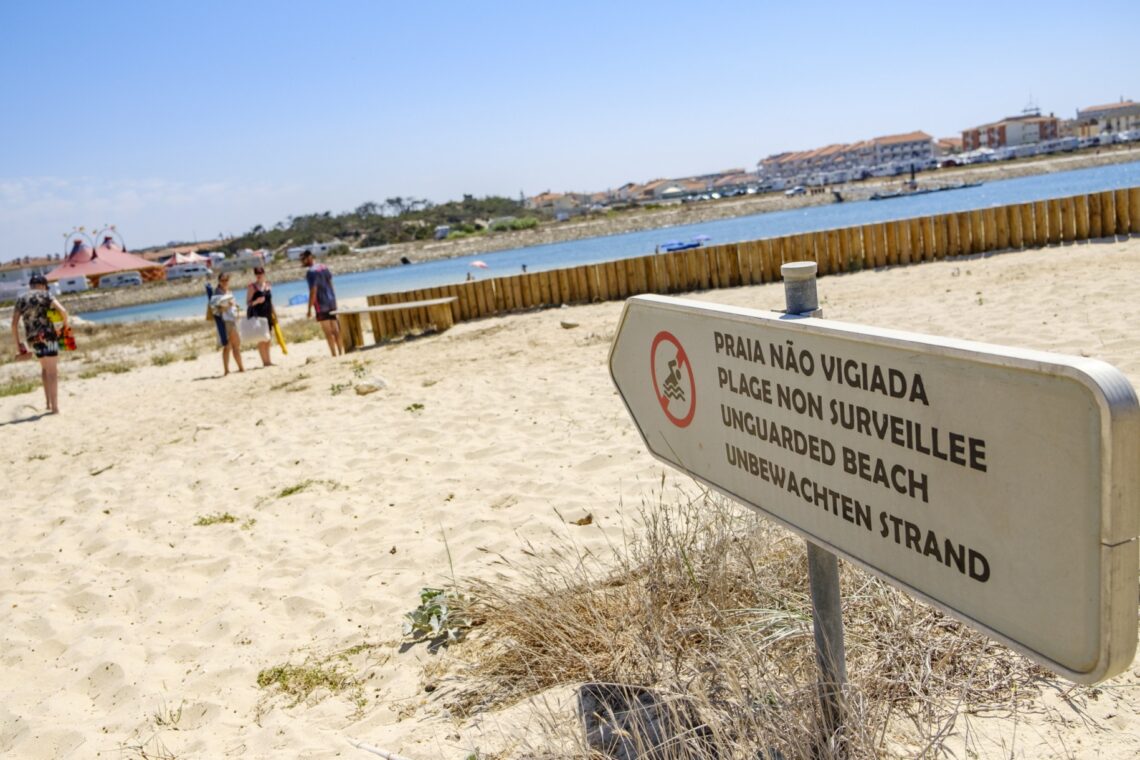 Na nossa costa, são vários os locais onde os turistas frequentemente ignoram advertências sobre perigos