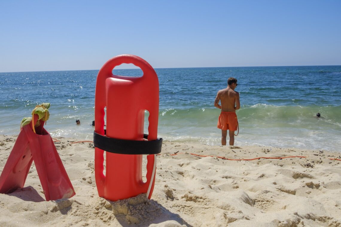 Na nossa costa, são vários os locais onde os turistas frequentemente ignoram advertências sobre perigos
