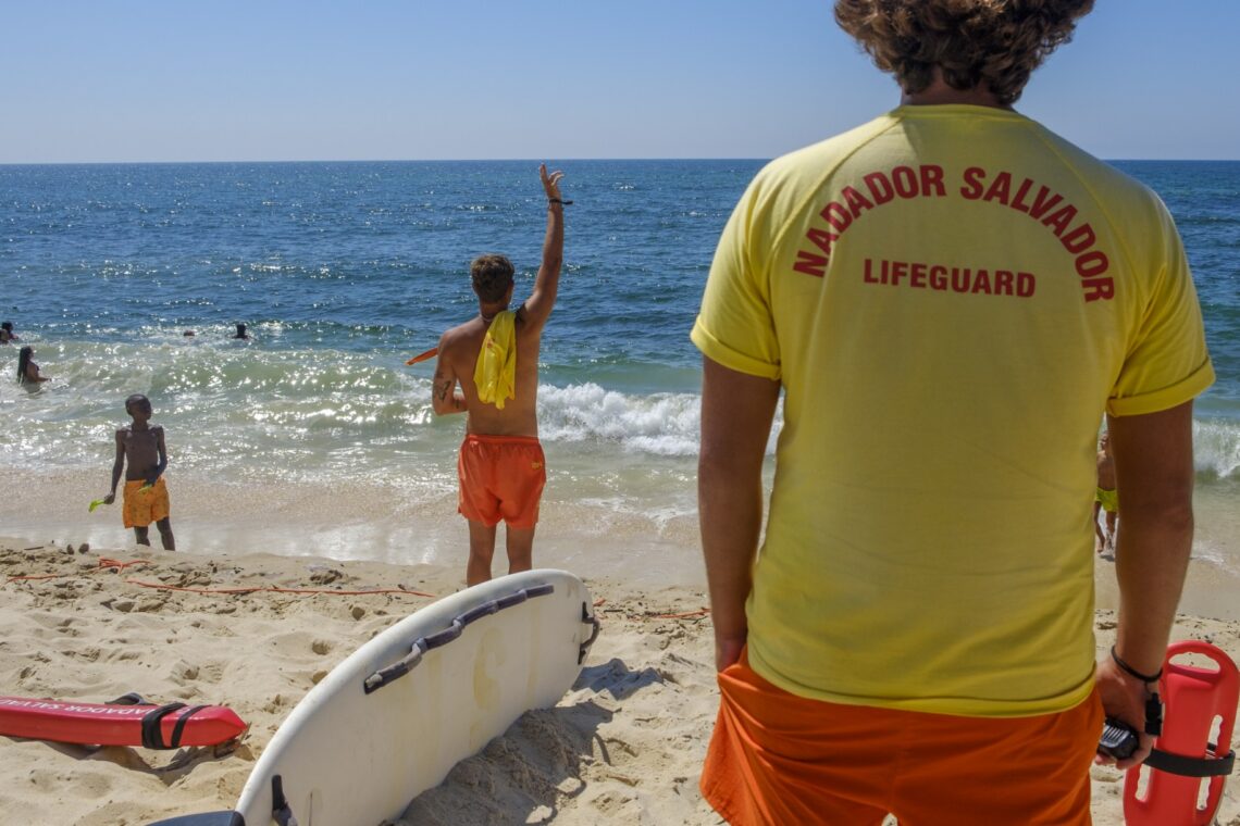 Na nossa costa, são vários os locais onde os turistas frequentemente ignoram advertências sobre perigos