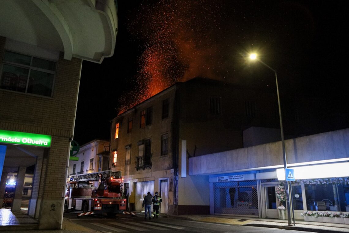 Incêndio em prédio devoluto em Leiria