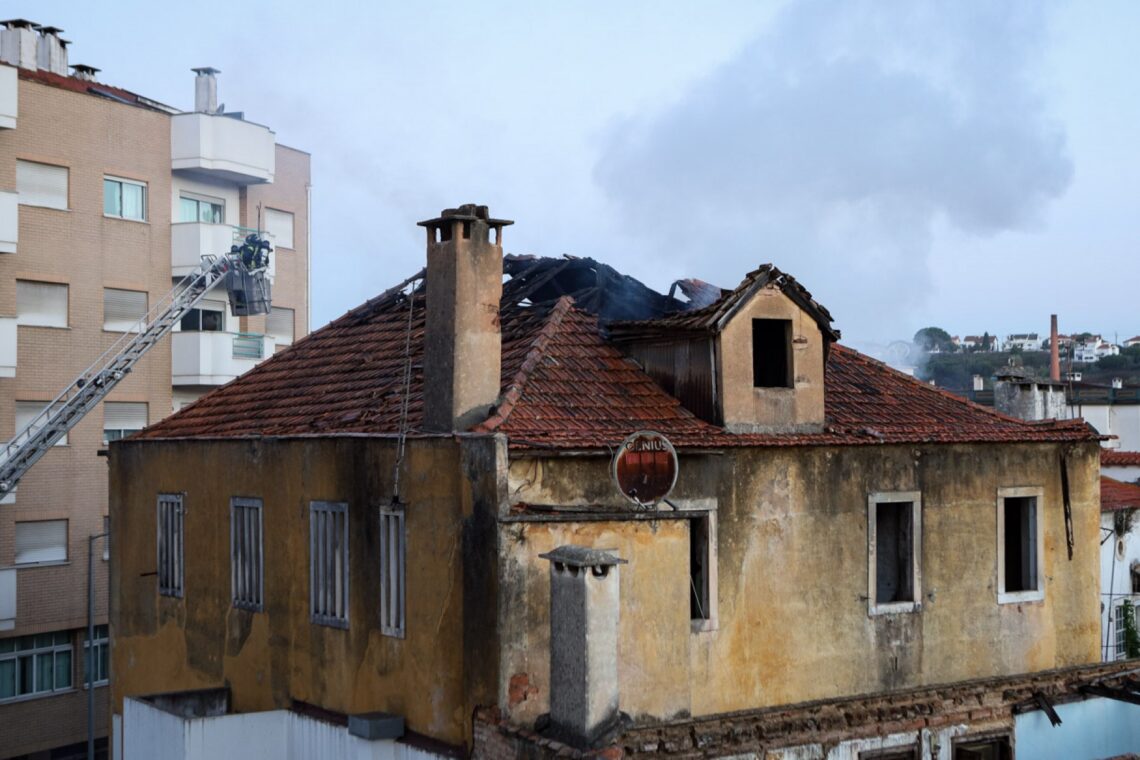 Incêndio em prédio devoluto em Leiria