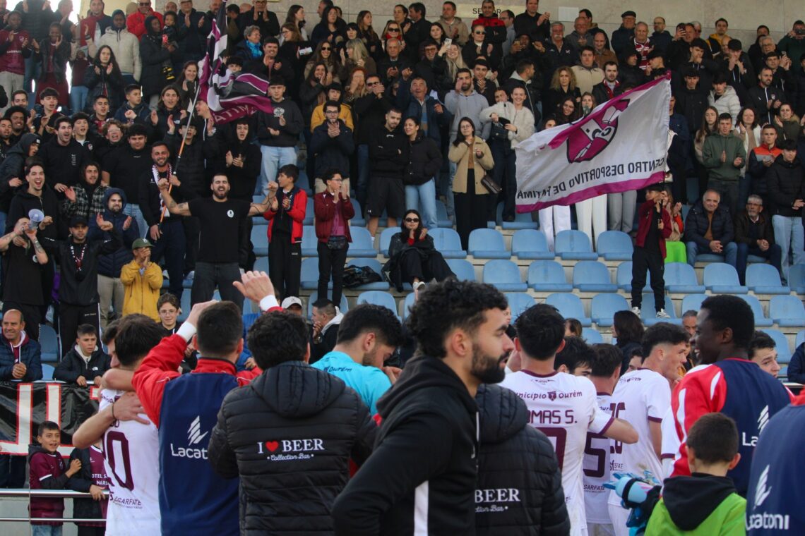 Adeptos e jogadores celebraram a vitória no final da partida