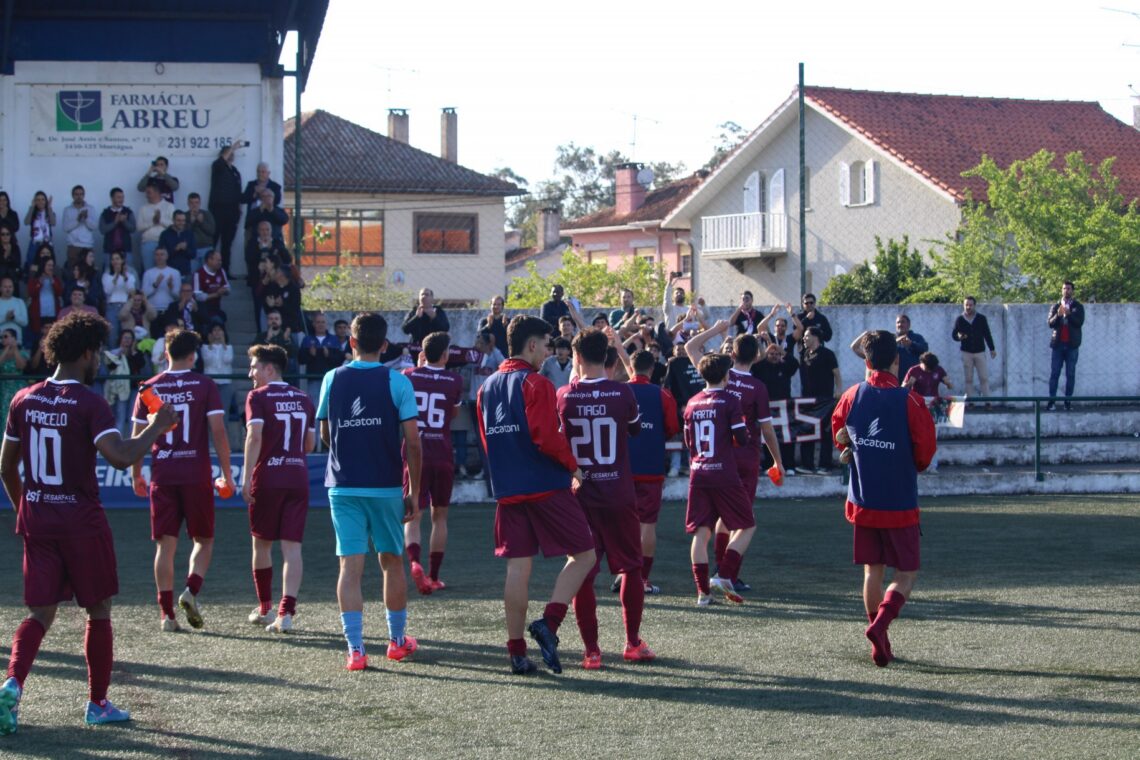 Apesar da derrota, o CD Fátima celebrou com os adeptos o apuramento para a fase de subida à Liga 3