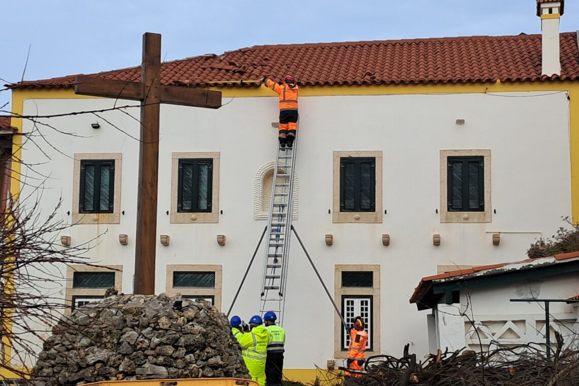 Bombeiros de Algés estão a dar apoio