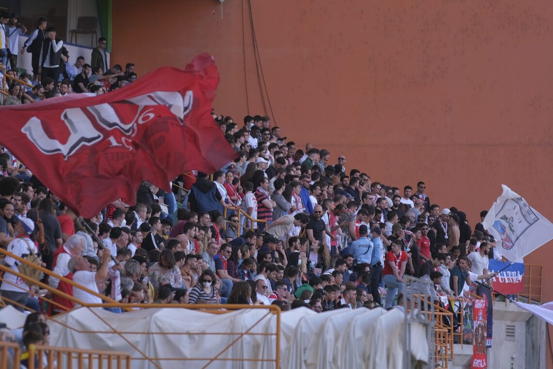 Jogadores festejam as vitórias com os adeptos no fim dos jogos