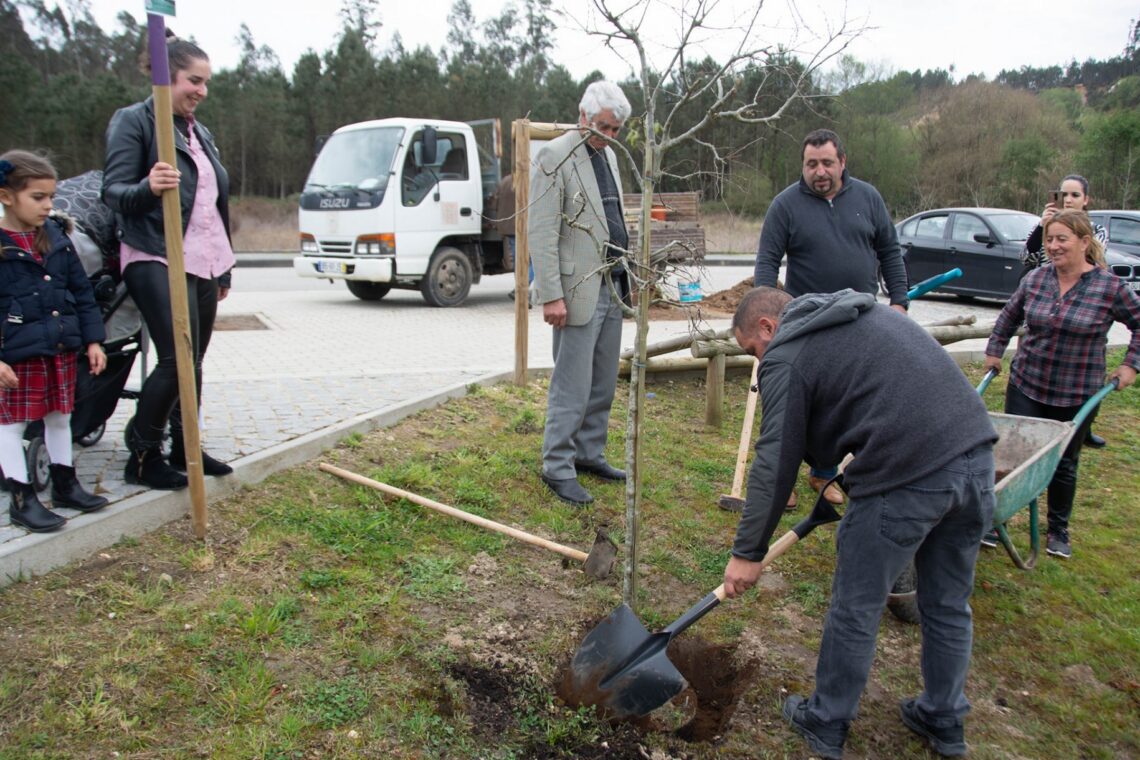 Ao todo, foram plantadas 11 árvores no parque ribeirinho da localidade