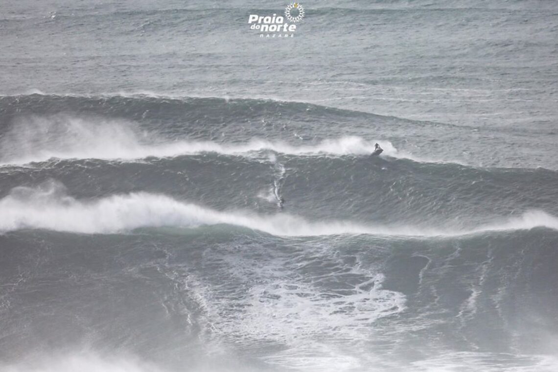 As imagens sempre incríveis de um dia de ondas grandes na Nazaré