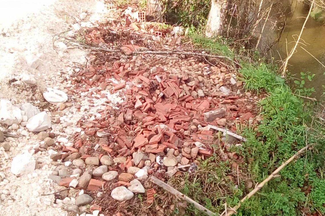 Amigos do Arunca denunciam deficientes operações de limpeza de margens do rio
