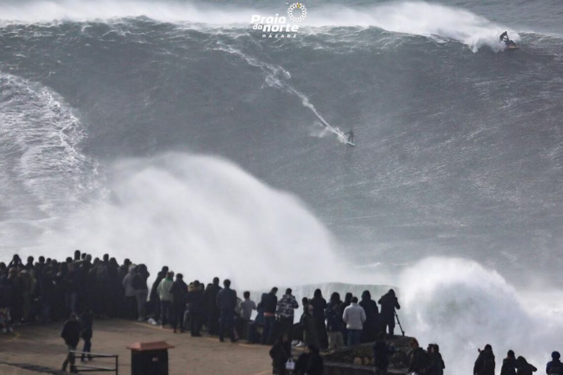 As imagens sempre incríveis de um dia de ondas grandes na Nazaré