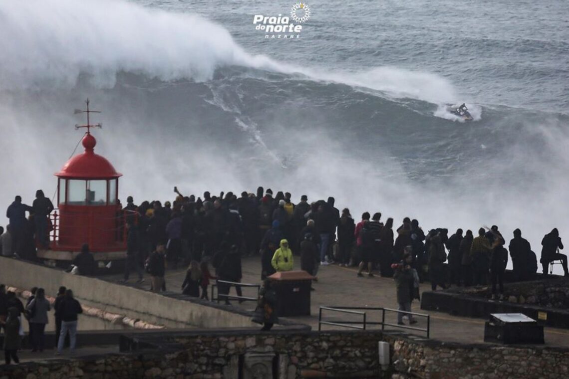 As imagens sempre incríveis de um dia de ondas grandes na Nazaré