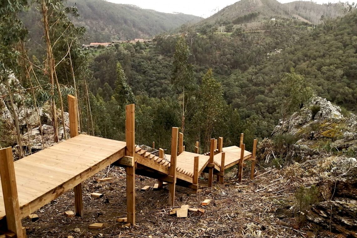 Percurso pedestre acompanha fragas, eucaliptais e rio
