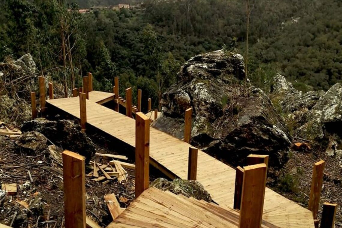 Percurso pedestre acompanha fragas, eucaliptais e rio