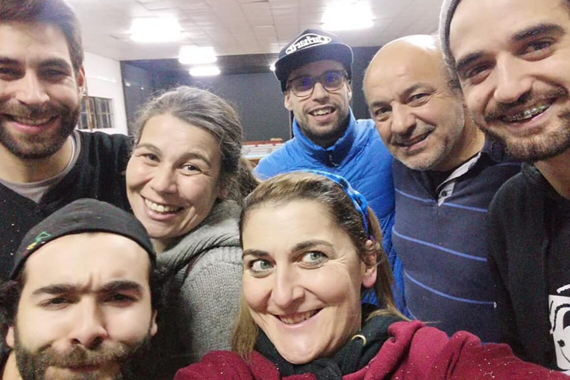 Actores desceram do palco para montarem um novo piso, tábua a tábua