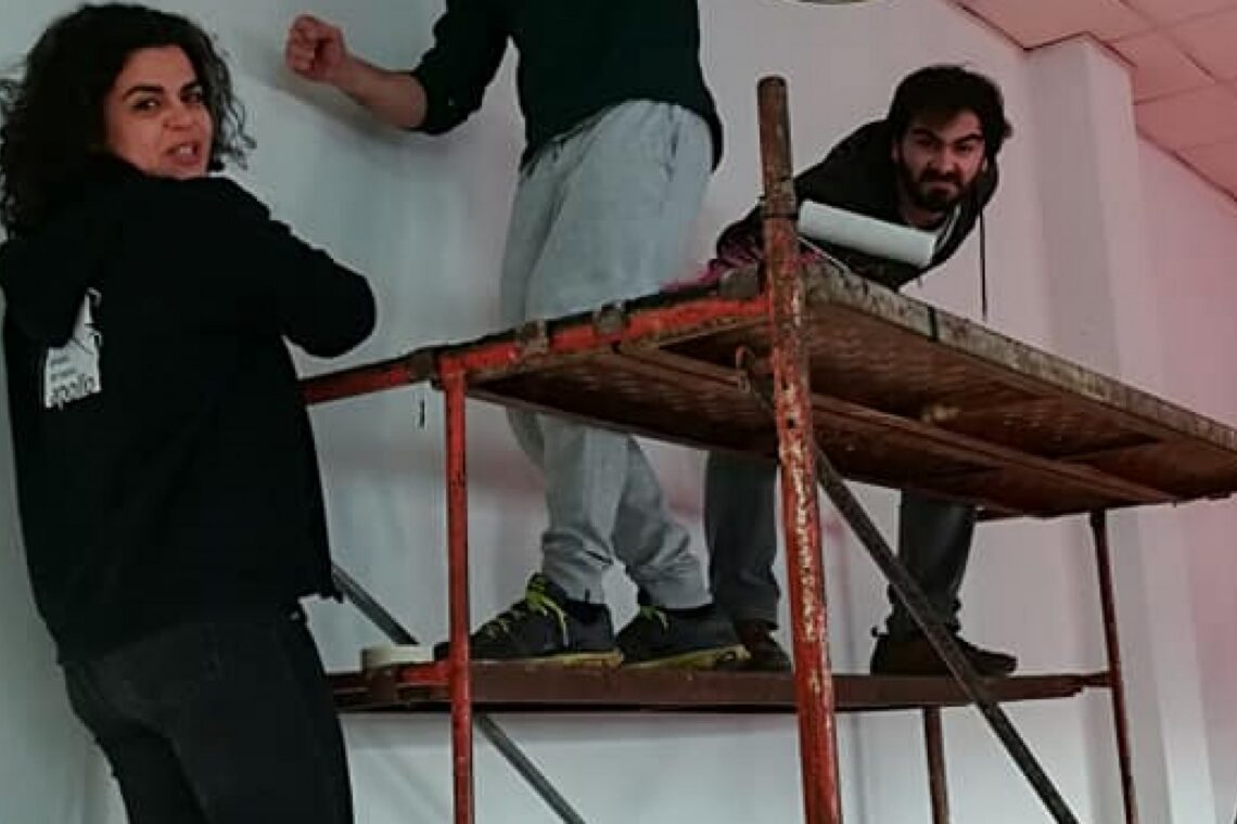 Actores desceram do palco para montarem um novo piso, tábua a tábua
