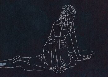 Uma mulher, vítima de violência doméstica, recorda os anos em que esteve casada e como foi difícil manter-se à tona