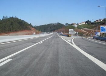 A A13 liga a Marateca e Coimbra, atravessando o distrito na zona de Alvaiázere e Ansião