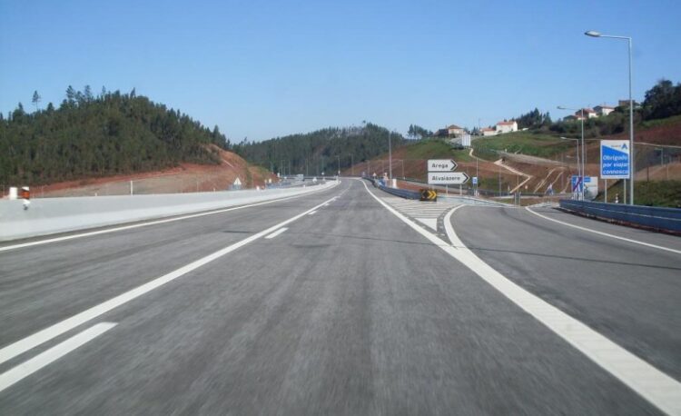 A A13 liga a Marateca e Coimbra, atravessando o distrito na zona de Alvaiázere e Ansião