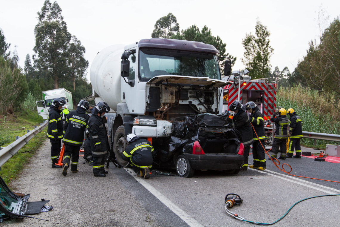 (Actualização) – ÚLTIMA HORA – Um morto em colisão entre veículo ligeiro e pesado na EN242
