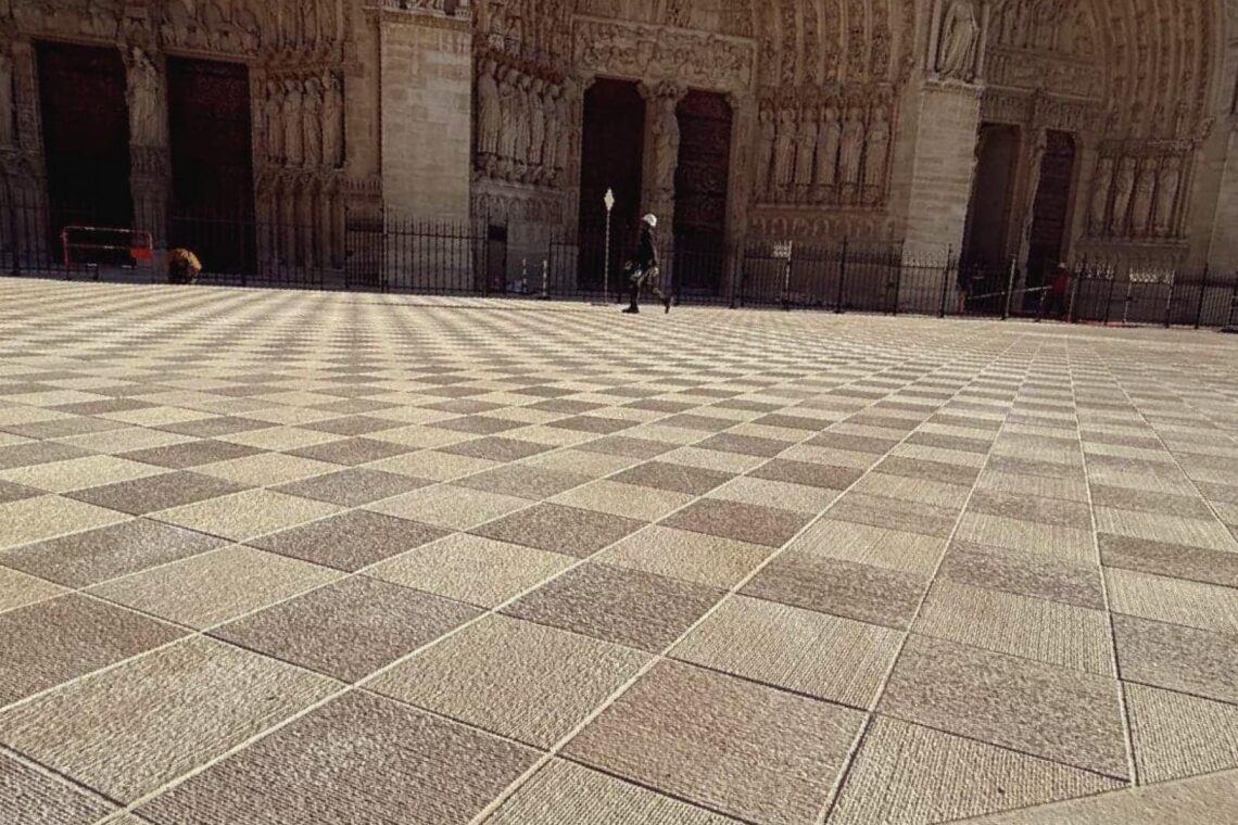 Adro de Notre Dame executado por calceteiros portugueses