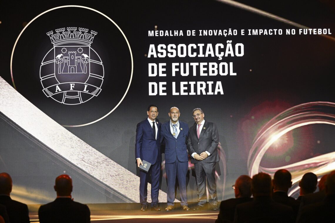 Carlos Carvalho recebeu as distinções da Associação de Futebol de Leiria