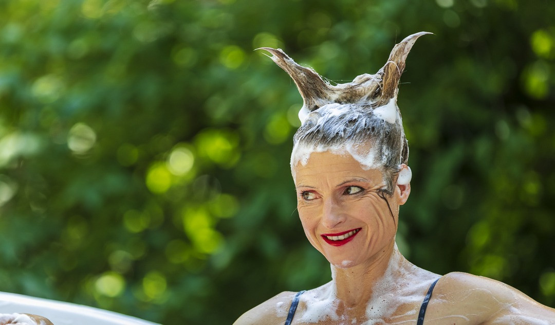 A comédia Bath-Flop de Bárbara Probst (Áustria)