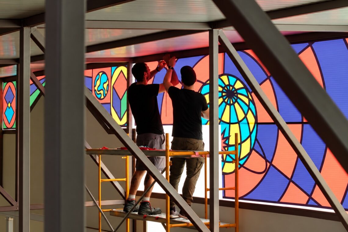 Nas últimas semanas, o edifício tornou-se simultaneamente um espaço de exposição e um estúdio de trabalho