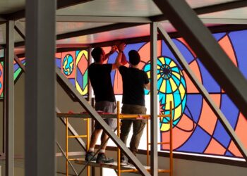 Nas últimas semanas, o edifício tornou-se simultaneamente um espaço de exposição e um estúdio de trabalho