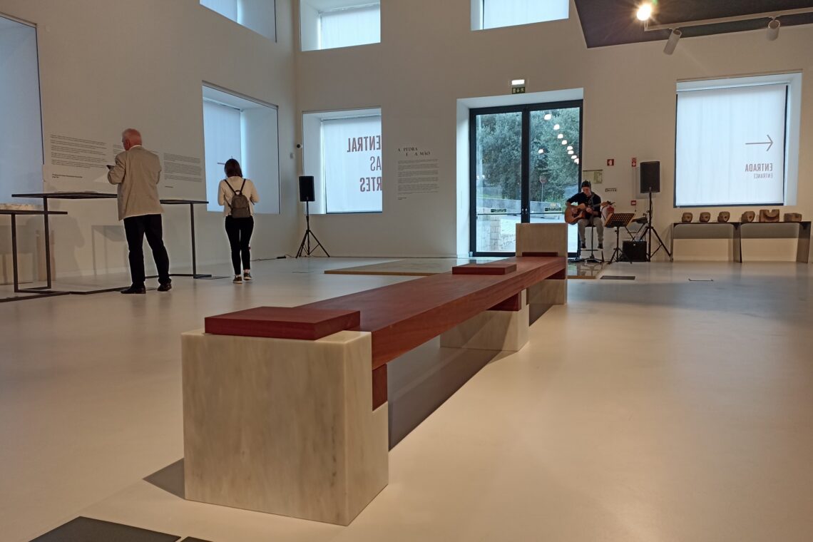 Álvaro Siza desenhou este banco produzido para integrar a exposição
