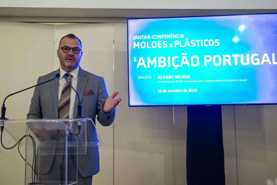 Álvaro Beleza, presidente da Sedes, falou aos empresários de moldes e plásticos das potencialidades do País, que urgem desenvolver