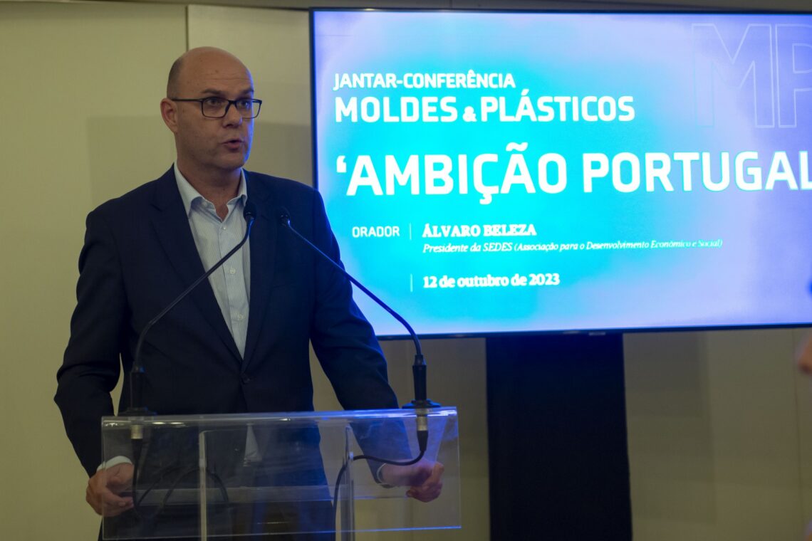Álvaro Beleza, presidente da Sedes, falou aos empresários de moldes e plásticos das potencialidades do País, que urgem desenvolver