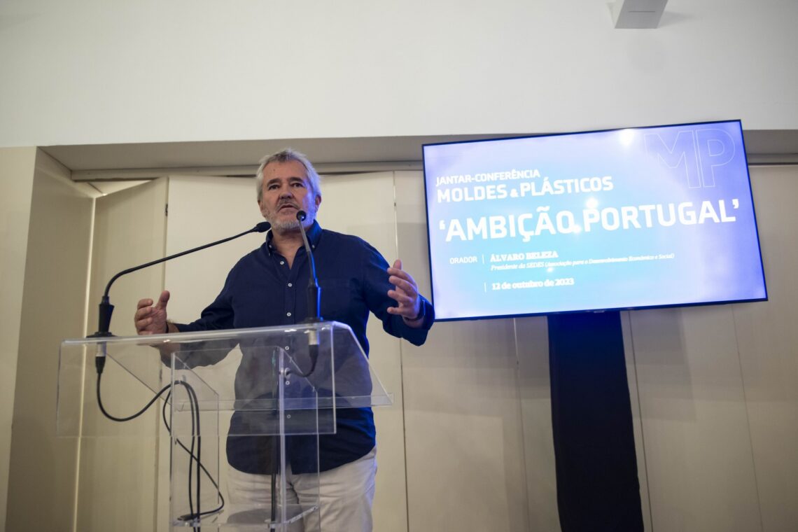 Álvaro Beleza, presidente da Sedes, falou aos empresários de moldes e plásticos das potencialidades do País, que urgem desenvolver