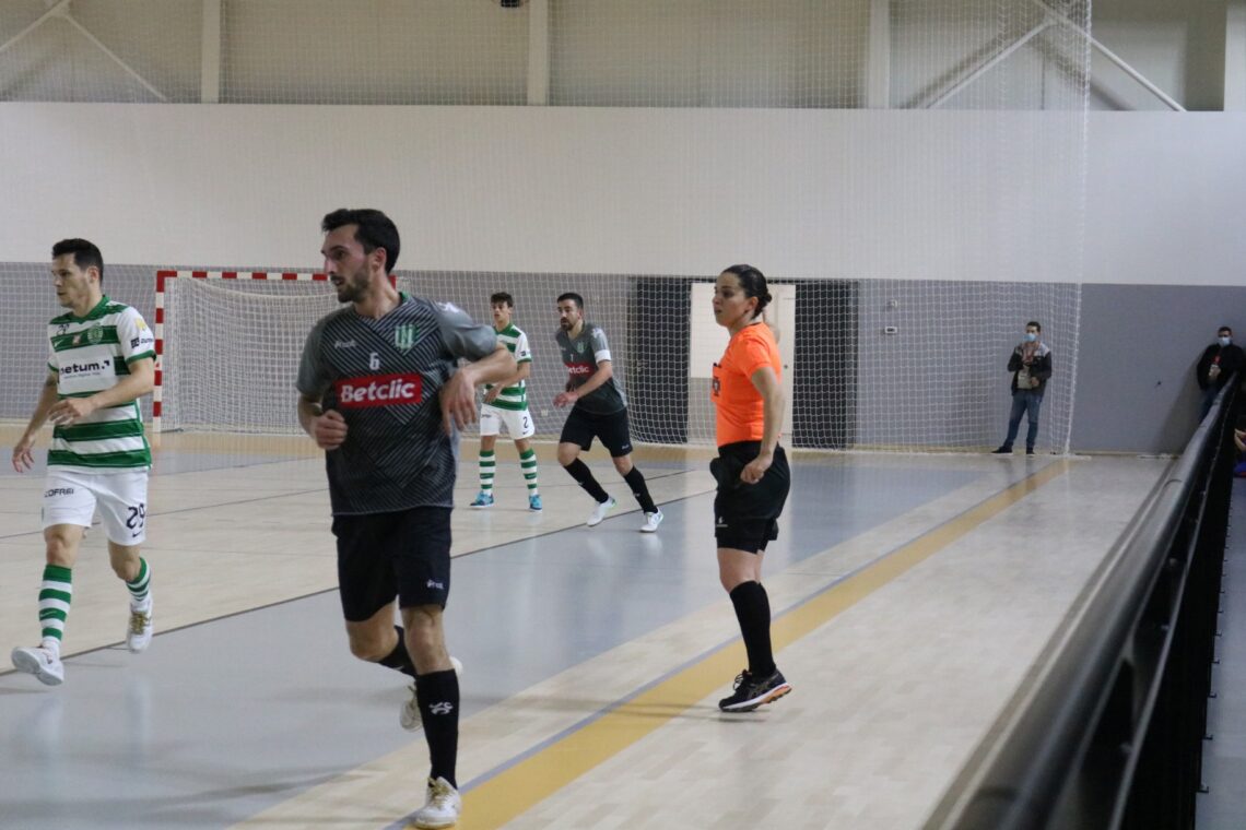Ana Ribeiro a arbitrar o campeão nacional e europeu num jogo amigável contra o Arnal
