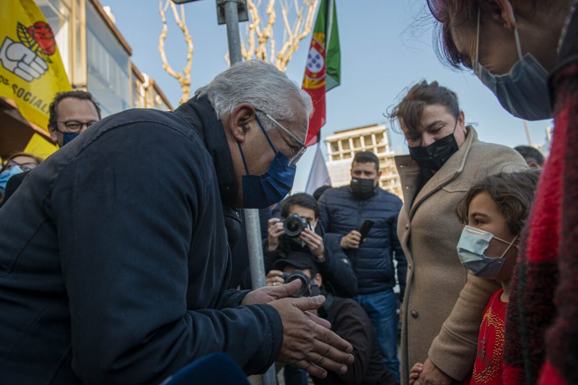 Costa ouve comerciantes em arruada por Leiria: “não queremos manifestações, queremos é clientes na loja”