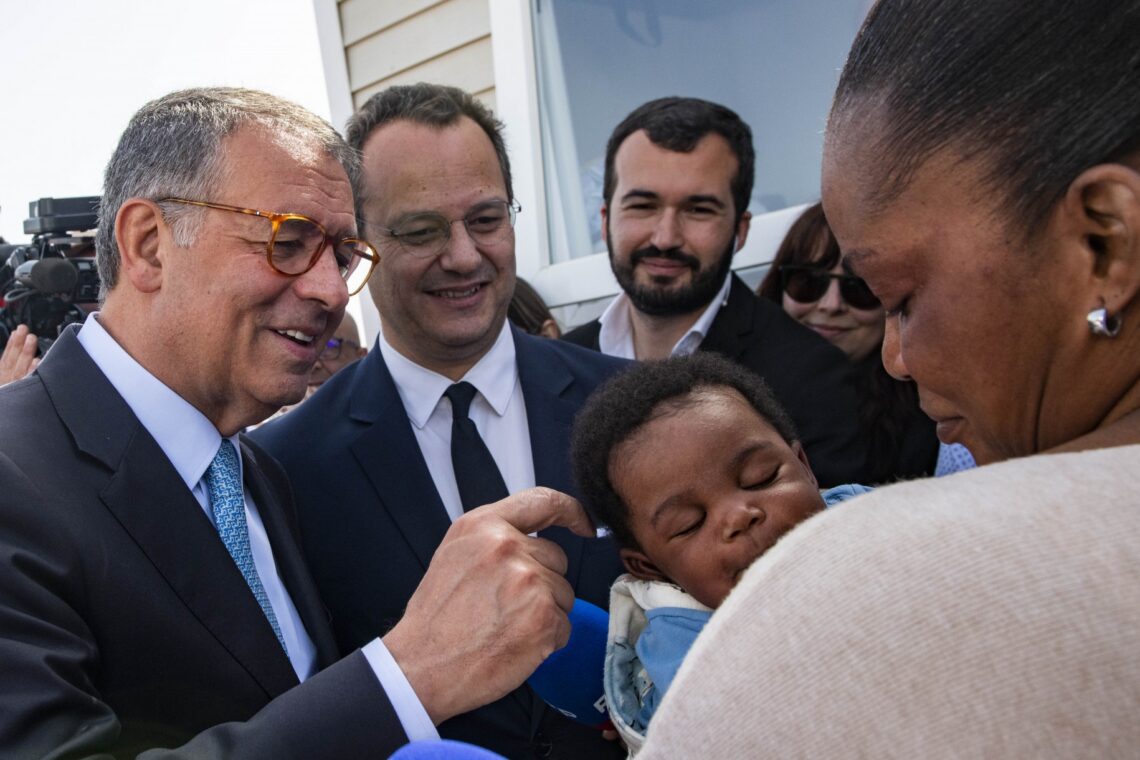 O Presidente da República visitou habitantes dos monoblocos que estão a viver nos Pousos, de onde saiu para reunir com empresários, em Leiria. Seguro foi recebido por uma multidão na Praia da Vieira e visitou a Empresa Industrial da Borracha, na Marinha Grande