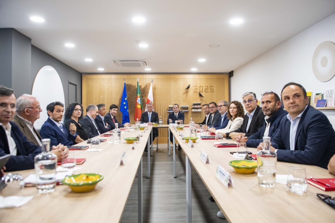 O Presidente da República visitou habitantes dos monoblocos que estão a viver nos Pousos, de onde saiu para reunir com empresários, em Leiria. Seguro foi recebido por uma multidão na Praia da Vieira e visitou a Empresa Industrial da Borracha, na Marinha Grande